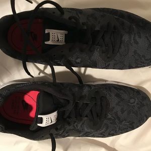 BRAND NEW NIKE WALKING CASUAL SHOES , SIZE 8